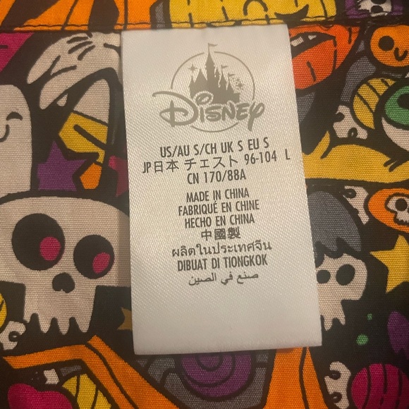 *NWT* Disney Parks Halloween Mickey
& Friends Button Down Shirt size Small - Picture 3 of 4